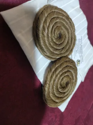 Rodetes pelo rubio oscuro