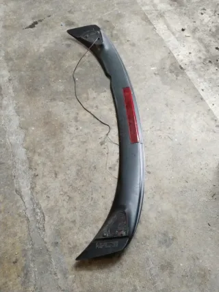 Alerón Ford Escort 97 con luz freno