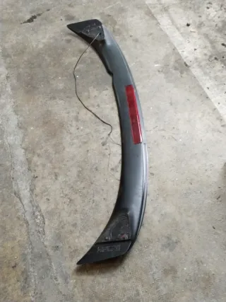 Alerón Ford Escort 97 con luz freno