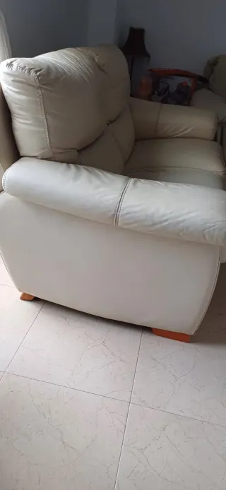 Sofá de piel beige 2 plazas