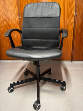 Silla de oficina negra
