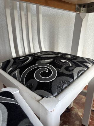 Mesa redonda y 4 sillas