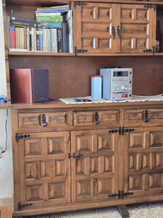 Aparador de madera con detalles