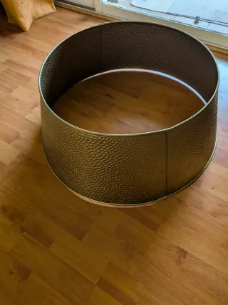 Base dorata in metallo per albero di Natale