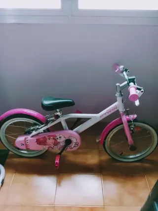 Bicicleta infantil blanca y rosada