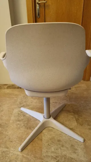 Silla giratoria oficina color crema