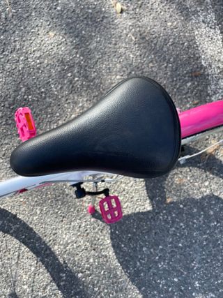 Bicicleta infantil rosa y blanca