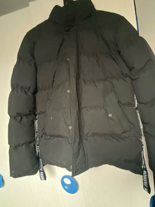 Piumino nero con logo