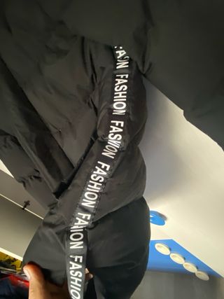 Piumino nero con logo