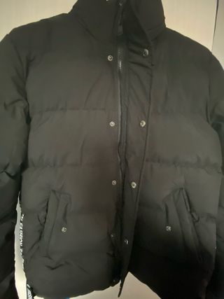 Piumino nero con logo