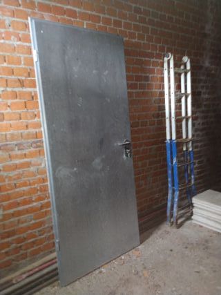 Puerta chapa acero galvanizado con cerradura