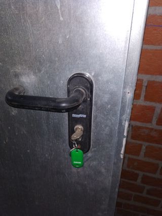 Puerta chapa acero galvanizado con cerradura