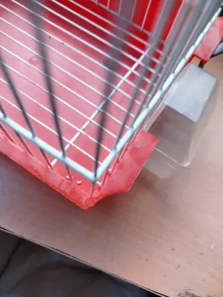 Jaula para pájaros roja y blanco