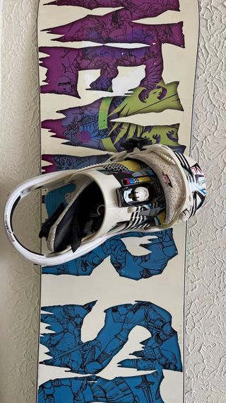 Snowboard Neversummer 159 + fijaciones