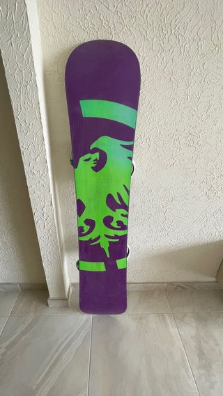 Snowboard Neversummer 159 + fijaciones