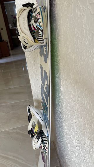 Snowboard Neversummer 159 + fijaciones