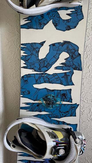 Snowboard Neversummer 159 + fijaciones