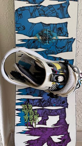 Snowboard Neversummer 159 + fijaciones