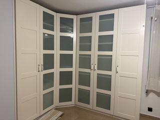 Armario blanco esquinero con puertas de cristal