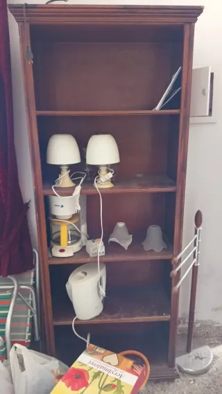 Estantería de madera marrón