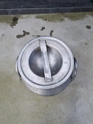 Lechera antigua de metal