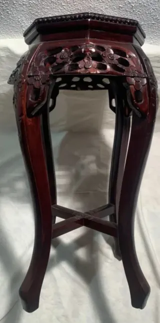 Jarrón alto oriental de madera y mármol