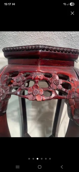 Jarrón alto oriental de madera y mármol