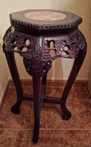 Jarrón alto oriental de madera y mármol