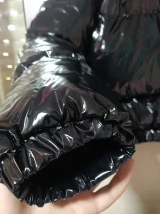 Chaqueta acolchada negra brillante mujer