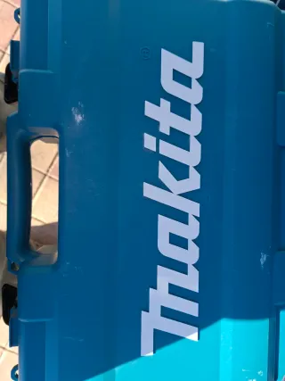 Taladro percutor Makita con maletín