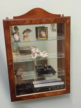 Vetrina in noce radica con ripiani in vetro