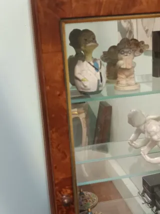 Vetrina in noce radica con ripiani in vetro