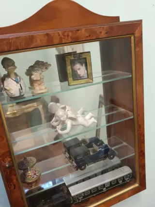 Vetrina in noce radica con ripiani in vetro