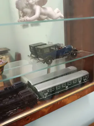 Vetrina in noce radica con ripiani in vetro