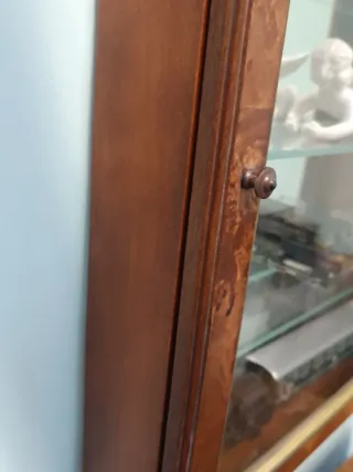 Vetrina in noce radica con ripiani in vetro