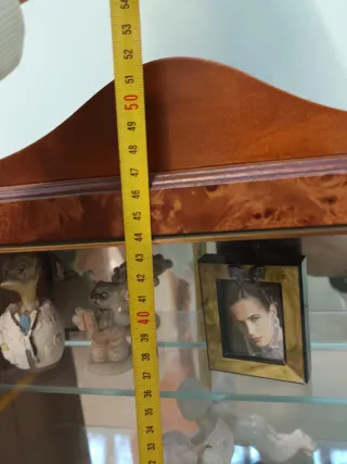 Vetrina in noce radica con ripiani in vetro