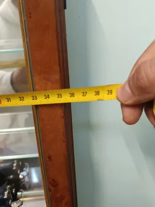 Vetrina in noce radica con ripiani in vetro