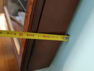 Vetrina in noce radica con ripiani in vetro