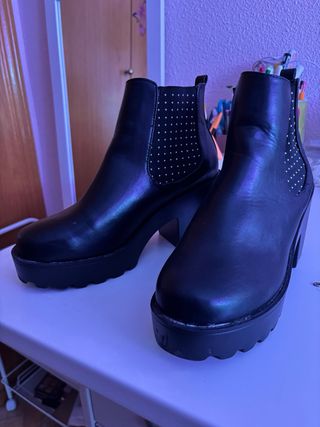 Botas negras de tacón con tachuelas