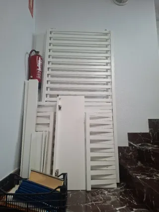 Habitación juvenil: 2 camas, estantería y armario.