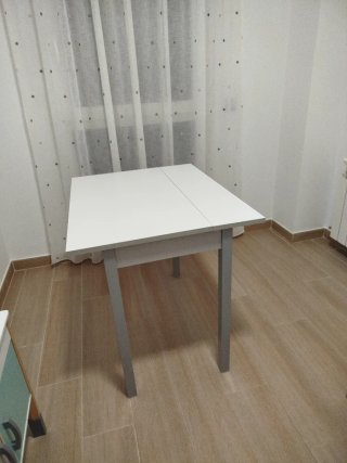 Mesa de cocina blanca y gris