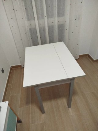 Mesa de cocina blanca y gris