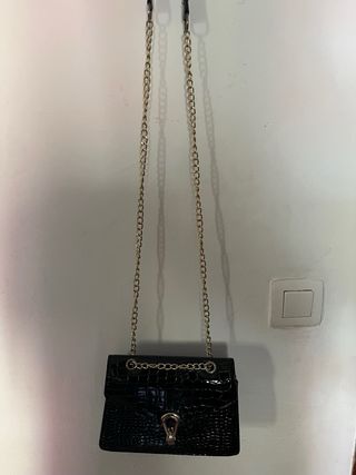 Bolso negro con cadena dorada