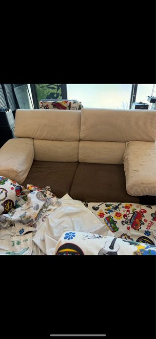 Sofá de salón beige y marrón