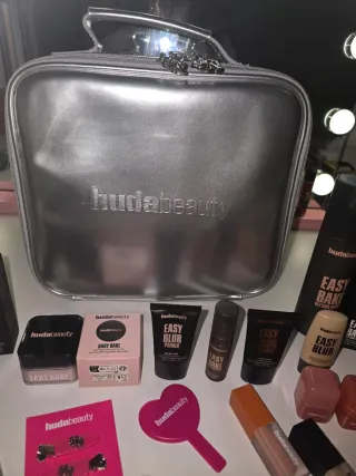 Pack Huda Beauty Neceser y Maquillaje