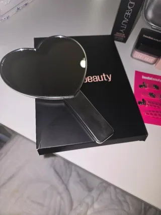 Pack Huda Beauty Neceser y Maquillaje