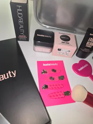 Pack Huda Beauty Neceser y Maquillaje