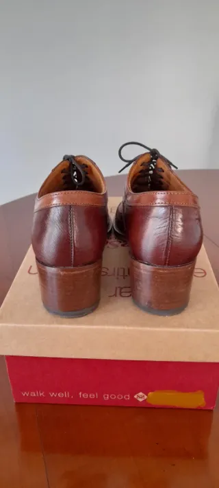 Zapatos de vestir mujer marrones.