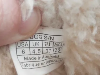 Botín  similar UGG  en Piel Marrón Camel.