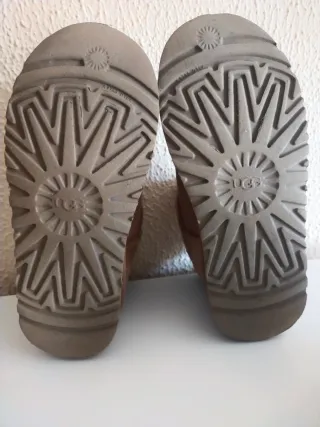 Botín  similar UGG  en Piel Marrón Camel.